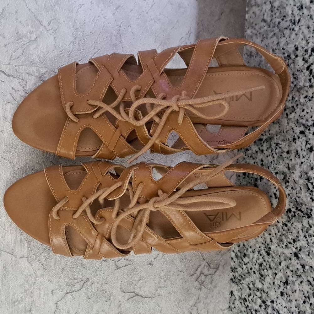 Girl MIA sandals in size 6 in light brown.